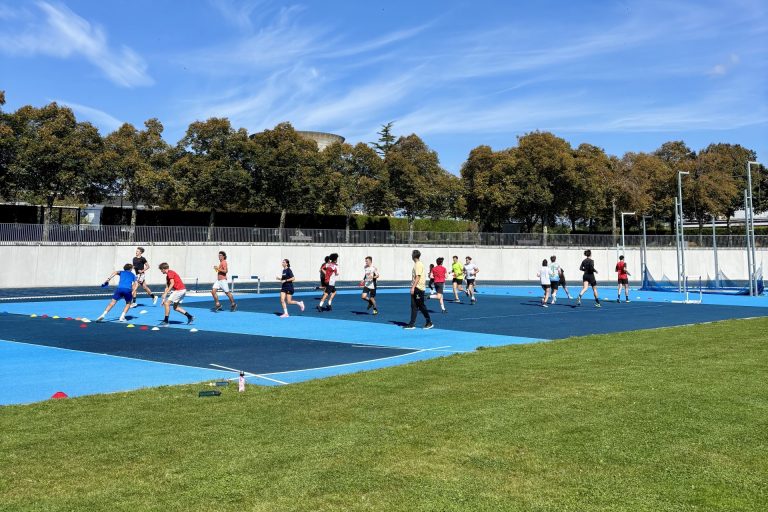 Groupe de stagiaires en préformation BPJEPS MAPS sur plateau sportif extérieur à Quimper